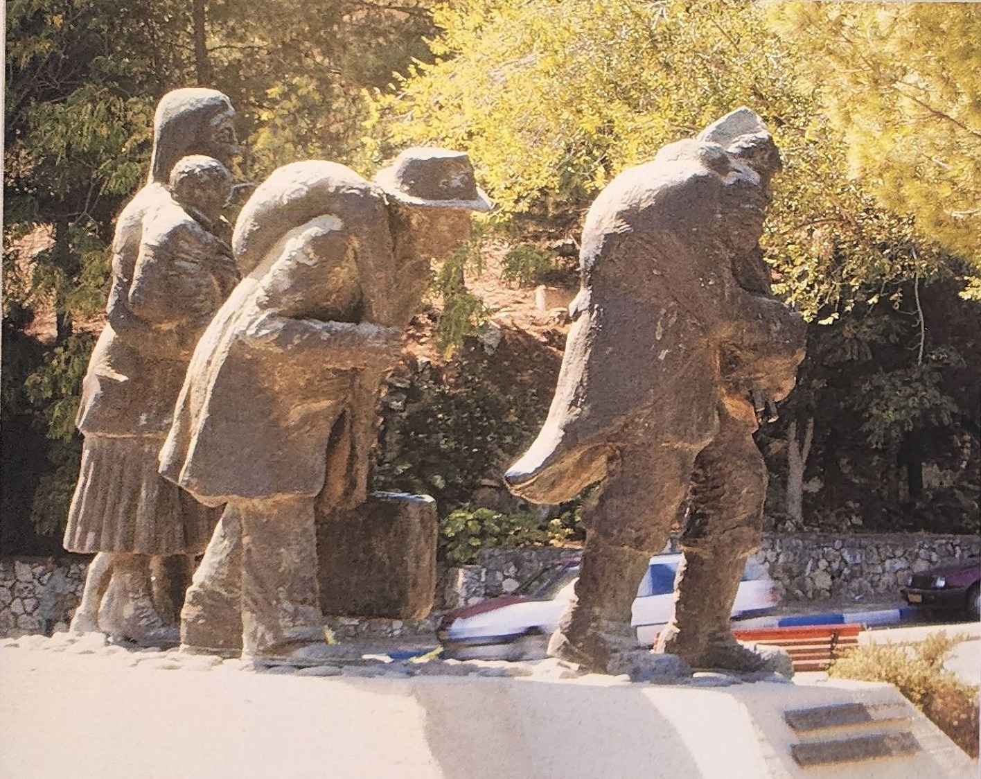 קבוצת פסלים של משפחה נודדת מתוך ״משואה לתקומה״